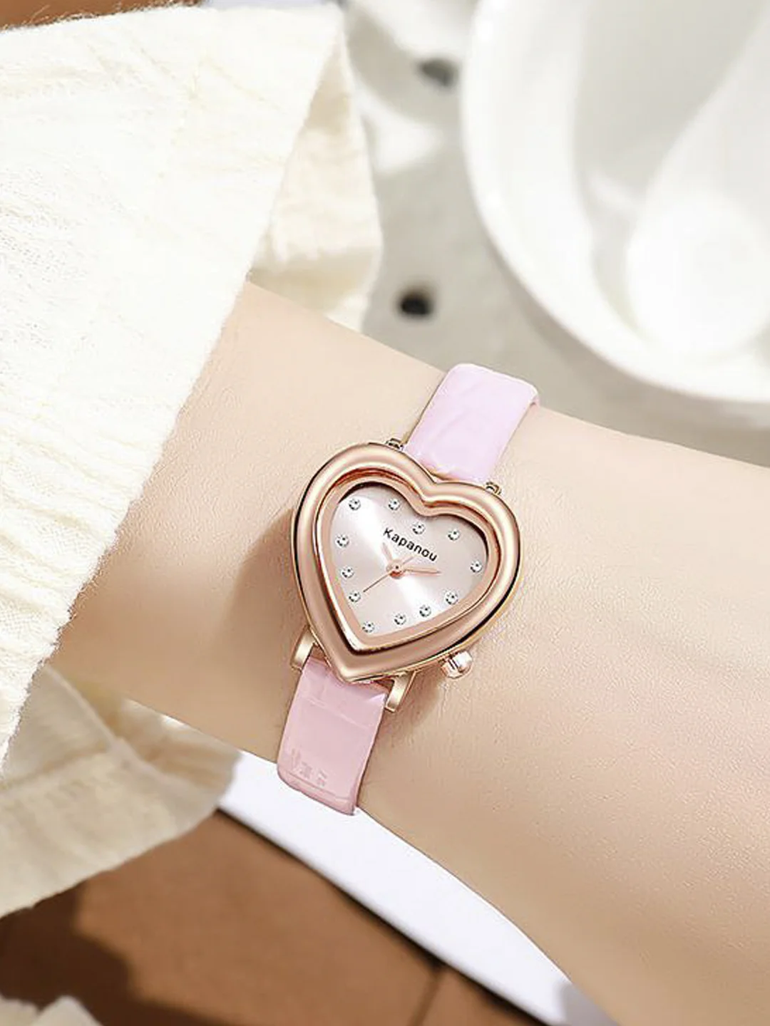 Kvarts ayollar qo'l soati, charm tasma bilan