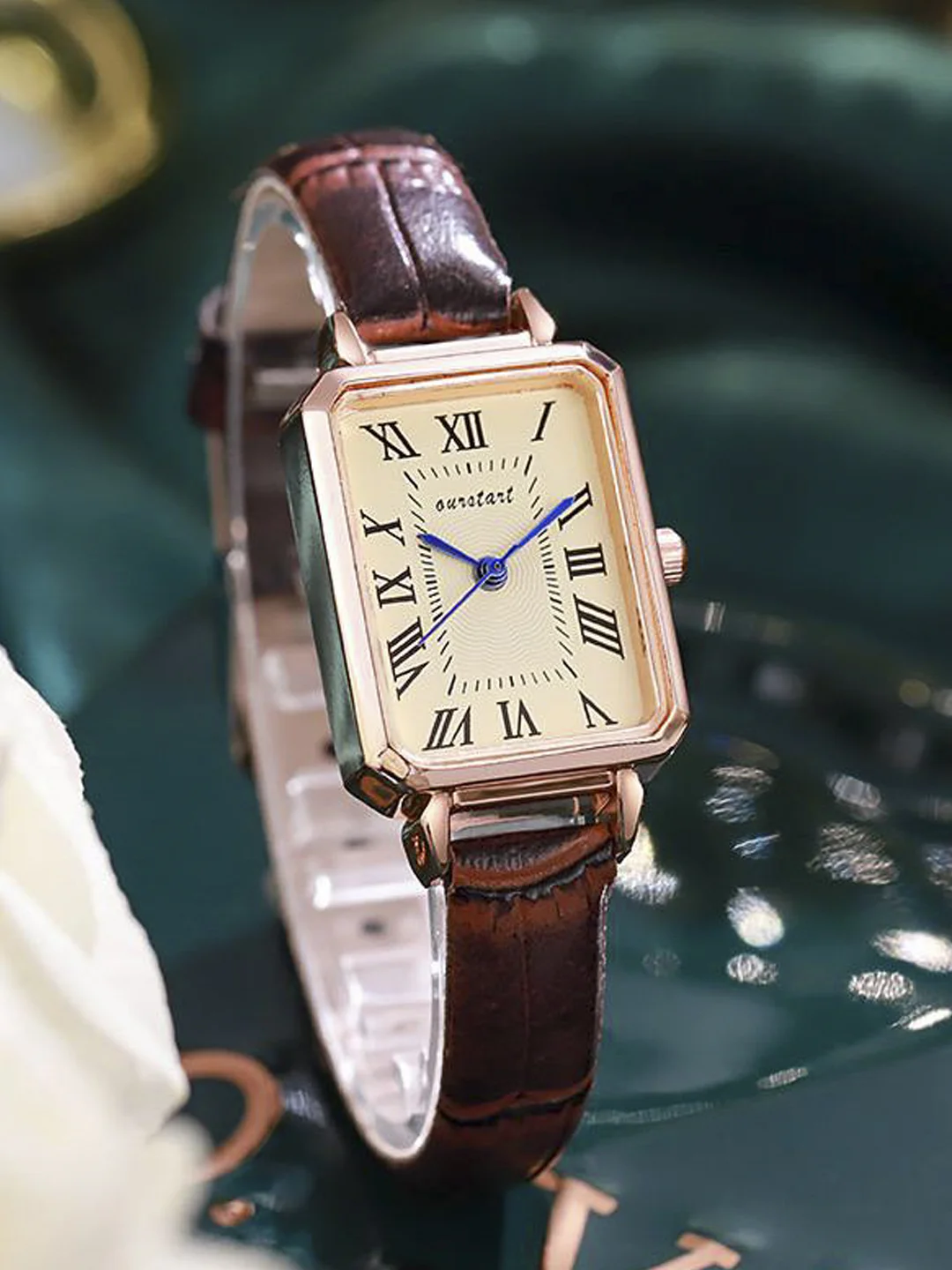 Kvarts ayollar qo'l soati, charm tasma bilan