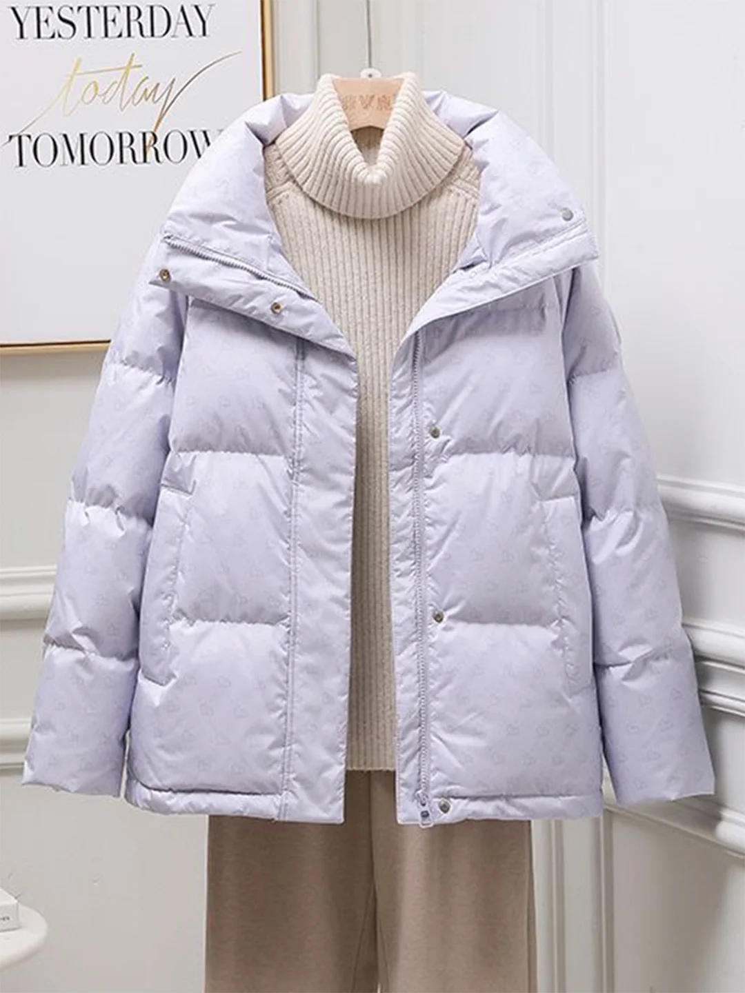 Ayollar uchun qishki issiq kurtka, katakli ichlik bilan, erkin kesim